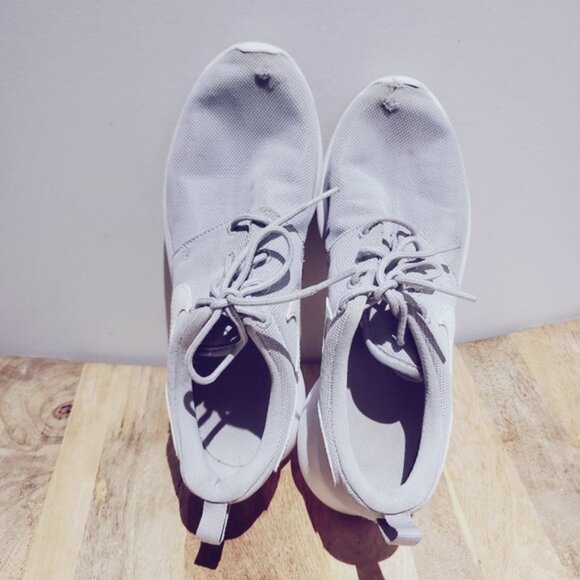 NIKE "ROSHE ONE" Wolf Grey Runners/ Sneakers - Picture 2 of 16